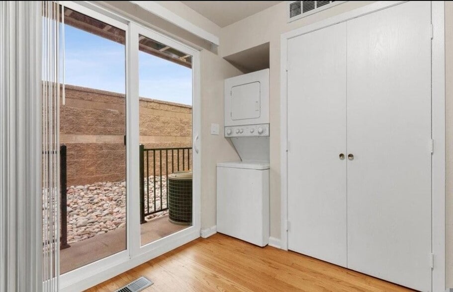 Building Photo - 61 S Sable Blvd