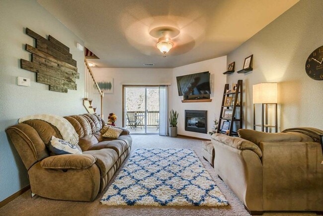 Building Photo - 3D Tour Available - Beautiful Miller Ranch Town-Home with Open Floor Plan! Available July 1st!
