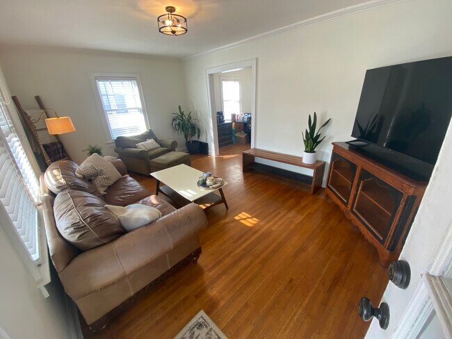 Building Photo - 930 E 56th St