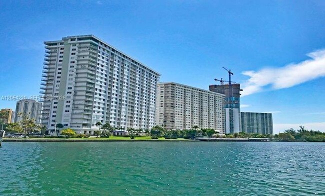 Building Photo - 500 Bayview Dr