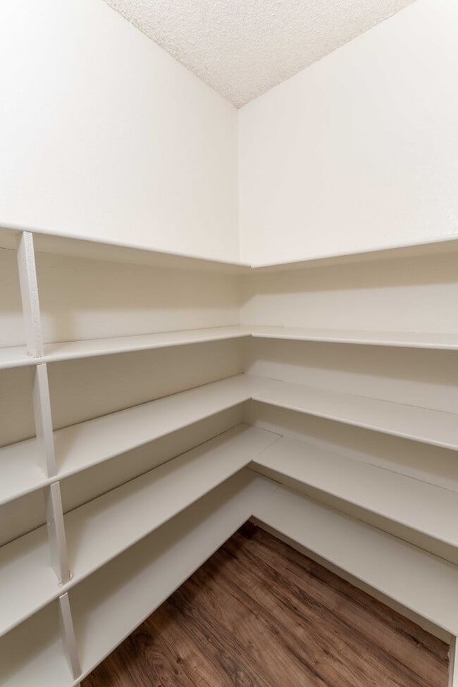 Building Photo - DEPOSIT MOVE IN SPECIAL! 2 BED 1.5 BATH TO...