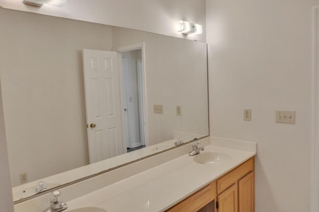 Building Photo - 207 Essex Dr