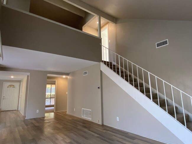 Building Photo - Beautiful 4 Bedroom + Loft Tustin Home