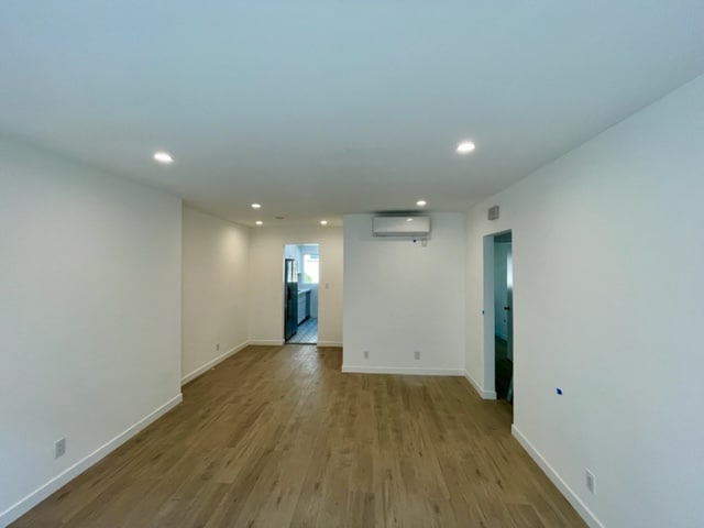 Building Photo - 2140 Beachwood Dr