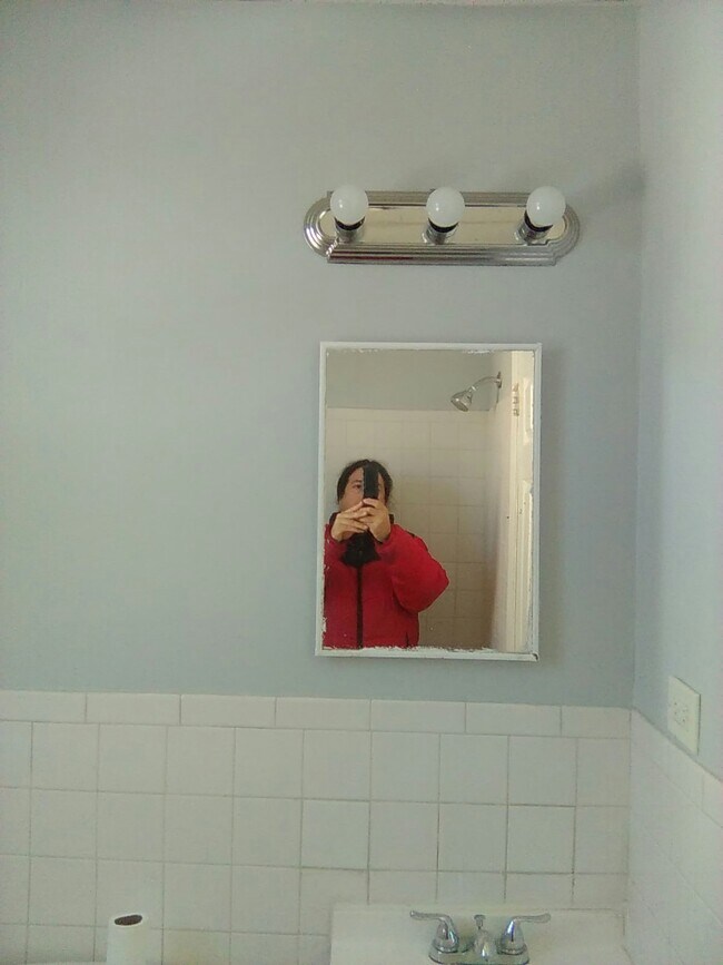 Building Photo - 594 Roosevelt Ave