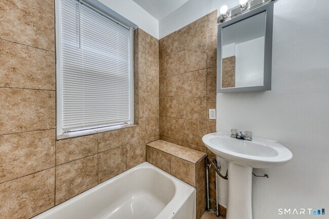 Building Photo - 152 Oak St