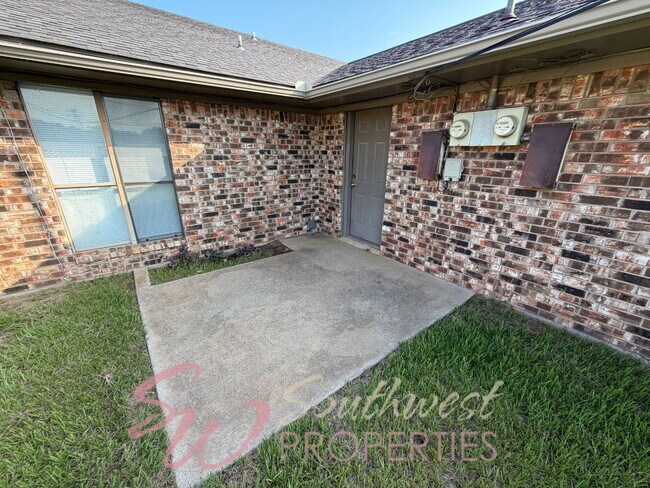 Building Photo - 3 bedroom 2 bath in an excellent neighborhood