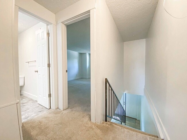 Building Photo - Affordable Two Bed w/ Garage in heart of Bend