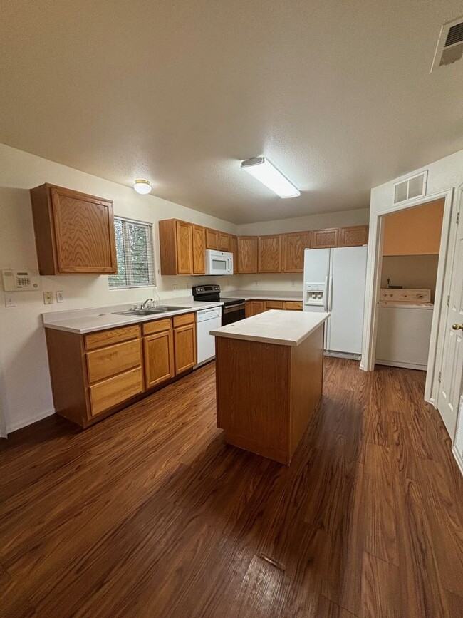 Building Photo - 3 Bed 2 Bath Condo.  Available NOW! - Mile...