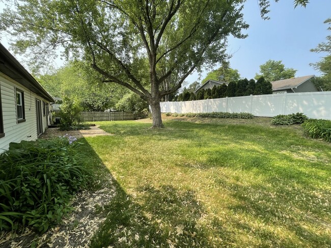 Building Photo - 115 Meadowbrook Ln