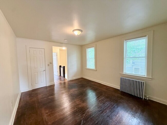 Building Photo - 452-454 Thompson Ave
