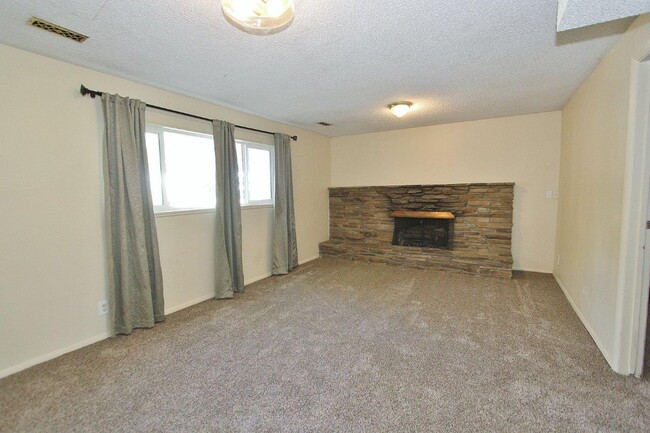 Building Photo - Spacious Home in Quiet Neighborhood