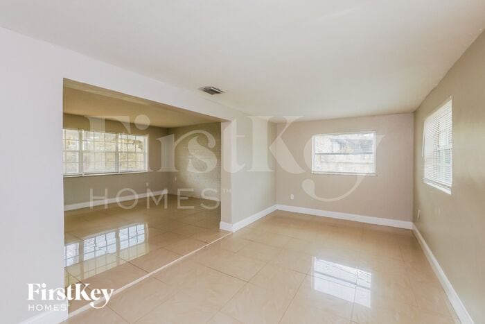 Building Photo - 221 N 65th Way