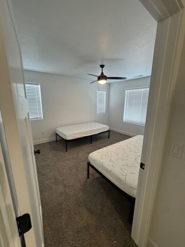 Building Photo - Room for Rent in Two Bedroom Unit