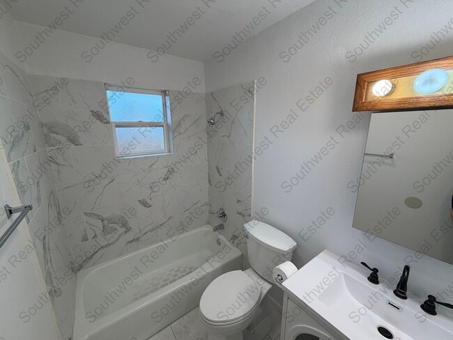 Building Photo - Newly Renovated 2 bedroom 1 bathroom