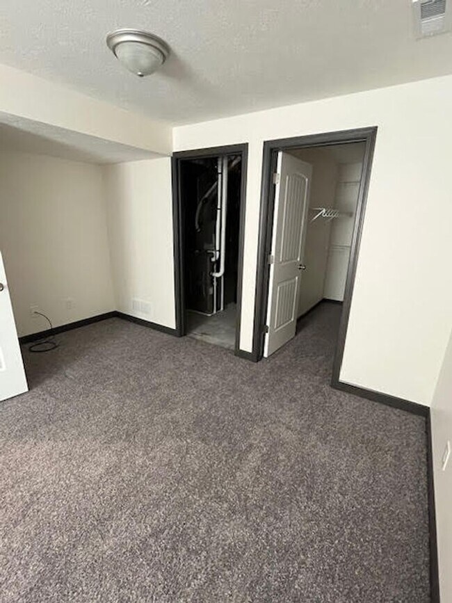 Building Photo - 147 Southpark Dr