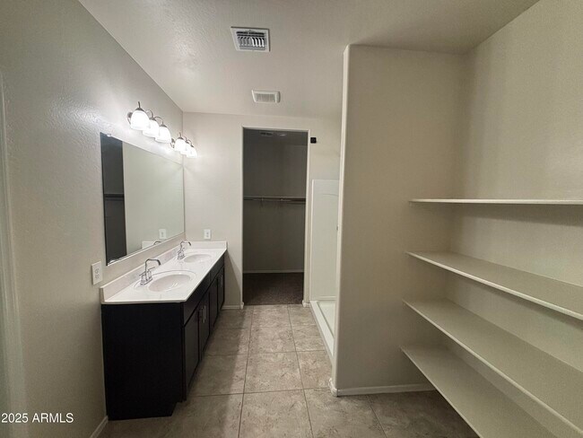 Building Photo - 9661 E Alfalfa Dr