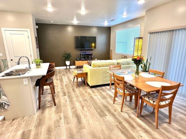 Building Photo - Beautiful Desert Color Condo!!