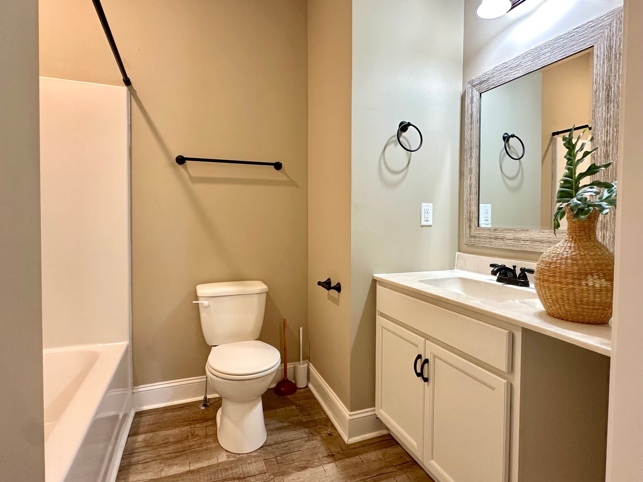 Building Photo - 1124 Eagle's View Dr