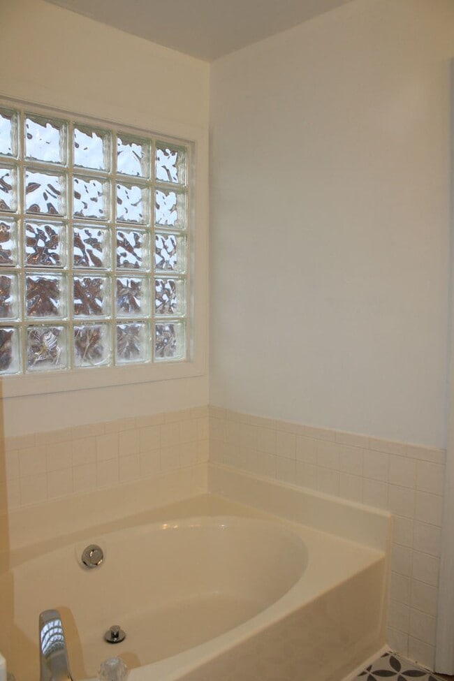 Building Photo - 3 Bedroom 2 Bath W/Bonus South Augusta!