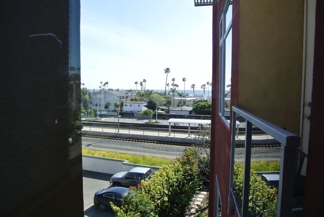 Building Photo - 3 Story town home with rooftop deck in Oce...