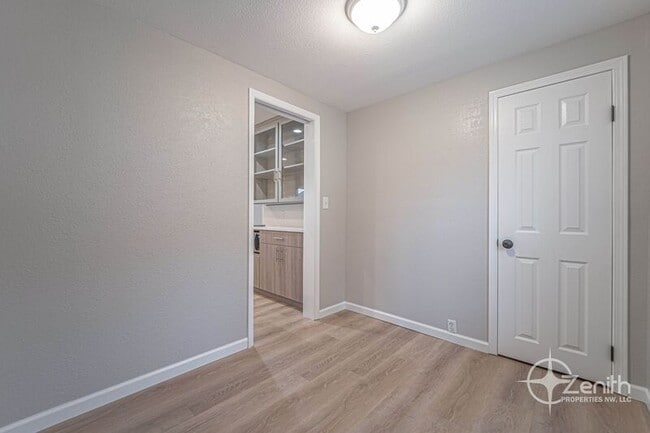 Building Photo - 2541 SW 6th Ave