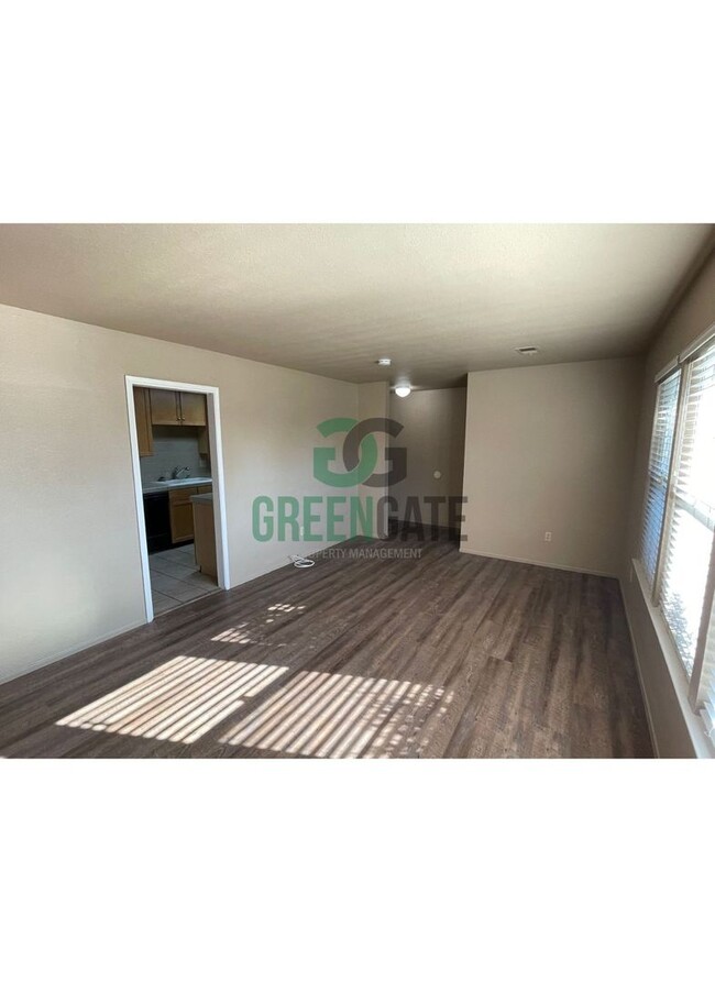 Building Photo - Charming 3 Bedroom 2 Bath Modesto home ava...