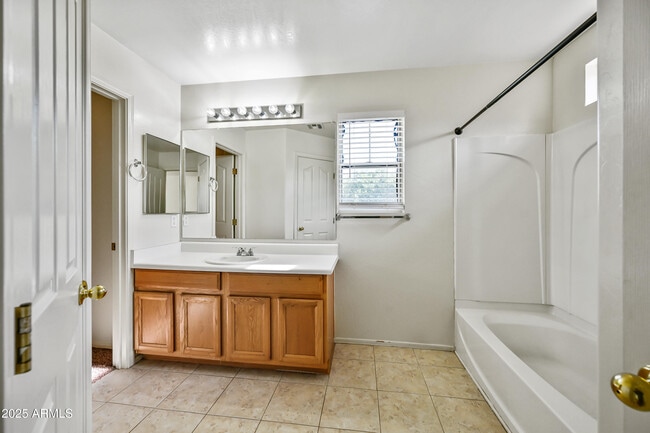 Building Photo - 1528 S Roadrunner Dr