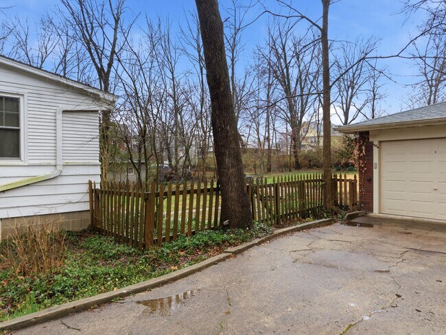 Building Photo - 303 Westwood Ave