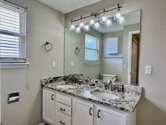 Building Photo - Conveniently Located Home in East Quincy H...