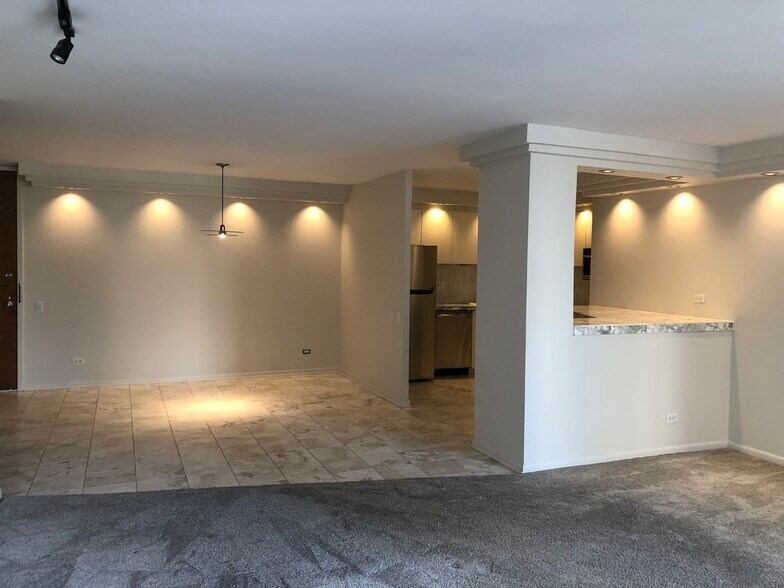 Building Photo - 110 E Delaware Pl