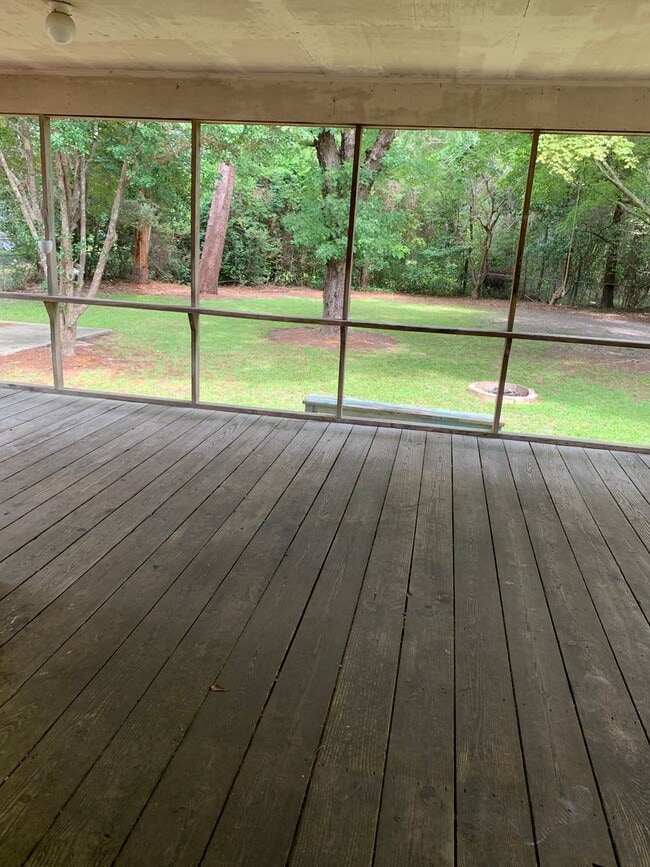 Building Photo - 3 Bedroom 1.5 Bath House on N. Wallace Ava...
