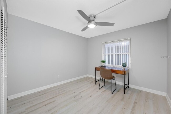 Building Photo - 1100 E Bay Dr