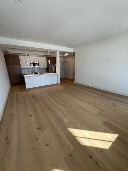 Building Photo - 105 Sea St