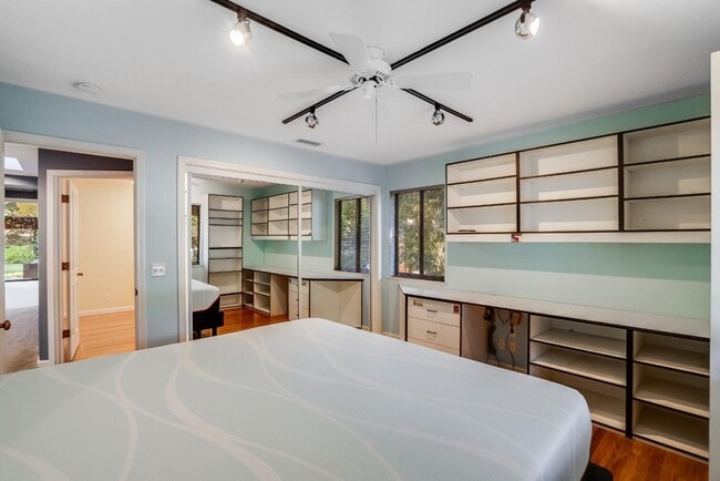 Building Photo - 24421 Summerhill Ave