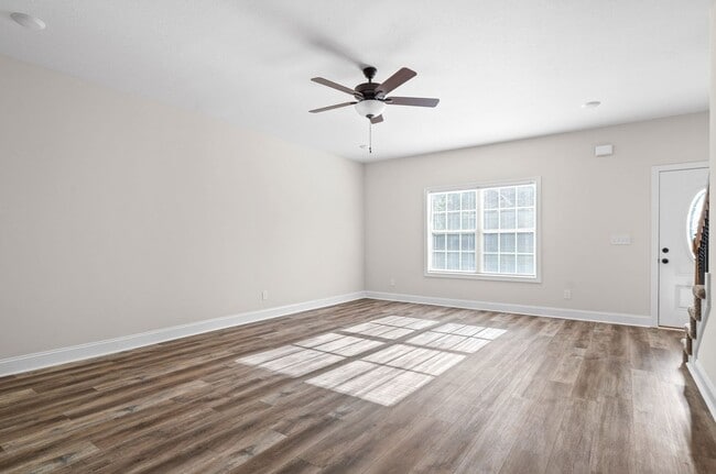 Building Photo - Oak St - 445