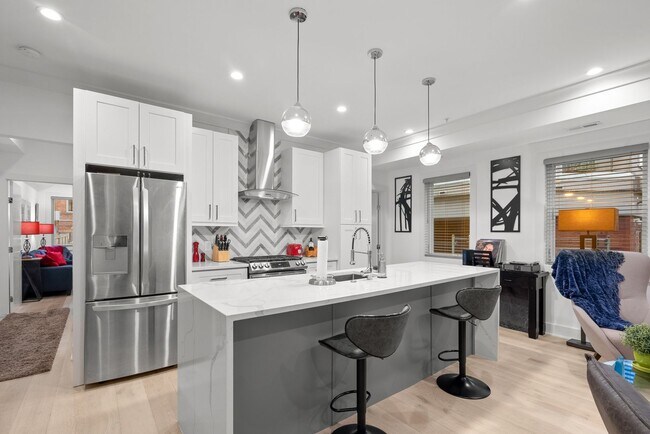 Building Photo - 2 Bed 2 Bath - Adams Morgan Condo - Comple...