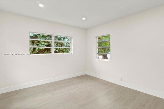 Building Photo - 1261 NE 98th St