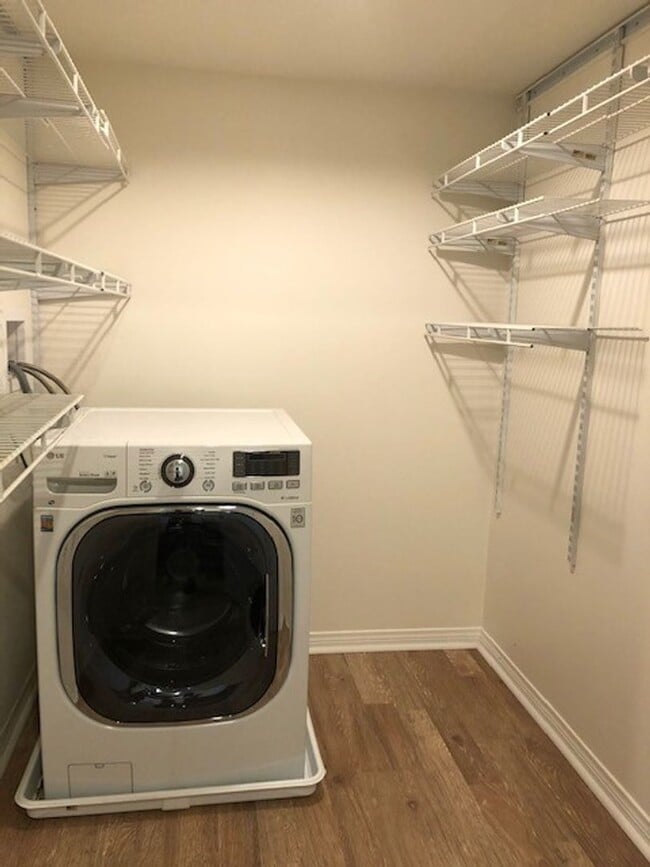 Building Photo - Los Caballeros #006