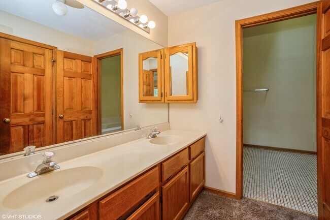 Building Photo - 583 W Parkside Dr