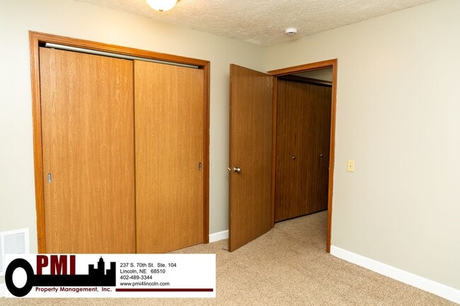 Building Photo - 2 Bedroom and 1 Bathroom Duplex Available ...