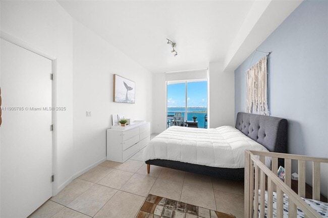 Building Photo - 725 NE 22nd St