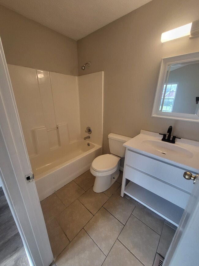 Building Photo - 110 Kenwood Dr