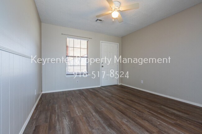 Building Photo - 1421 W Lillian St