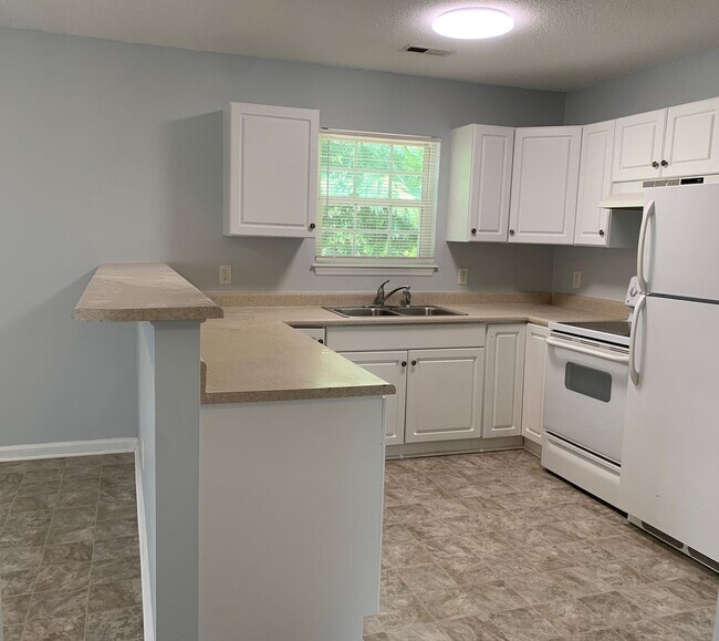 Building Photo - 3 BD, 2 BA House: Freshly Painted + New Flooring + Available Now!