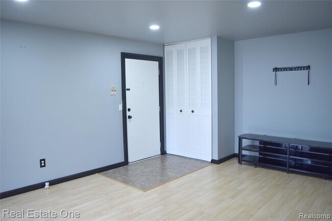 Building Photo - 460 Baldwin Ave