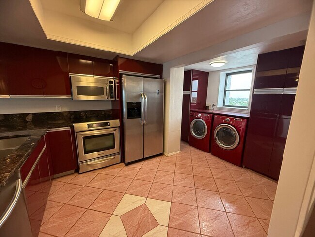 Building Photo - Stunning 8th floor Riverfront Condo