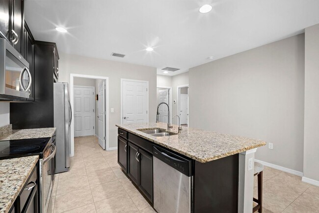 Building Photo - Stunning  2-bedr 2-bath+ Den/office home located in the desirable Lindsford in Fort Myers