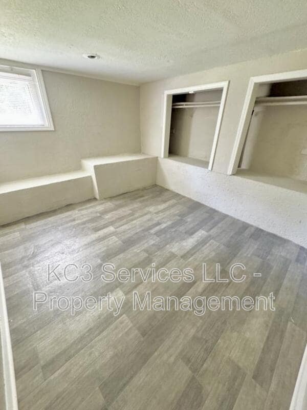 Building Photo - 6131 NE Vivion Rd