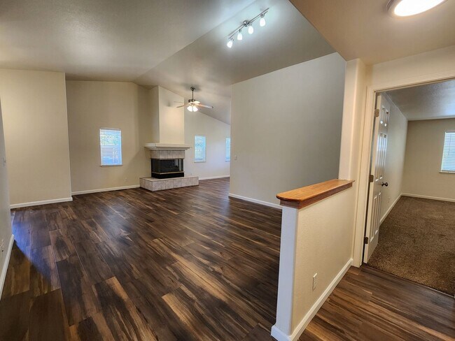 Building Photo - Rent Special $500 off 1st mo's